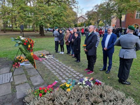 Bezirksbürgermeister Uwe Brockhausen (SPD)(m.) mit den Fraktionsvorsitzenden der BVV bei der Kranzniederlegung zum Gedenken an die Opfer der Novemberpogrome 1938 (Bild: BA Reinickendorf)