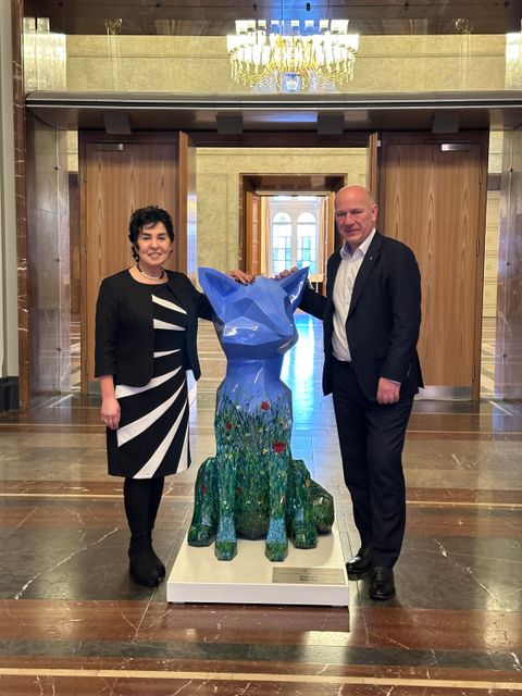 Ein besonderer Moment – Übergabe eines Reinickendorfer Fuchses an das Rote Rathaus Fuchs gestaltet von der Künstlerin Sonja Rörig (Bild: Bezirksamt Reinickendorf)