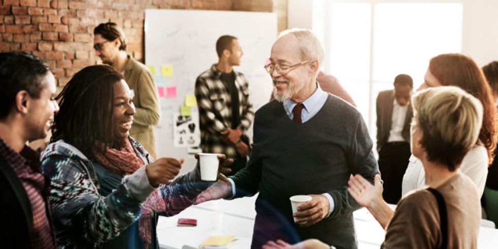 Vielfältige Menschen bei einem Treffen in einem Raum