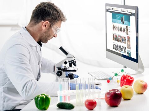 Seitenansicht eines Ernährungswissenschaftlers am Computer