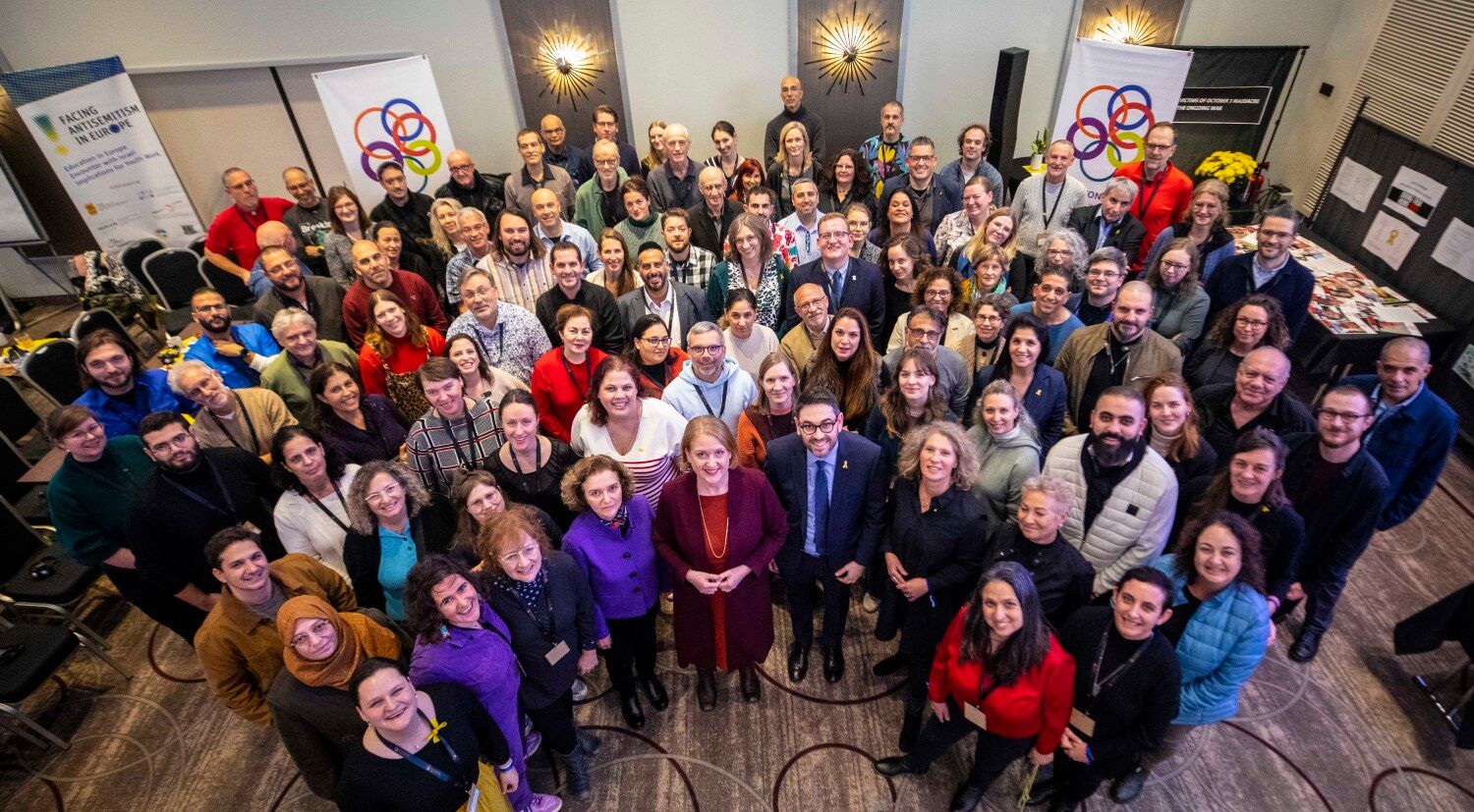 Gruppenbild mit allen Teilnehmerinnen und Teilnehmern des Seminars. Ganz vorne Bundesministerin Lisa Paus und der israelische Vizebotschafter Guy Gilady
