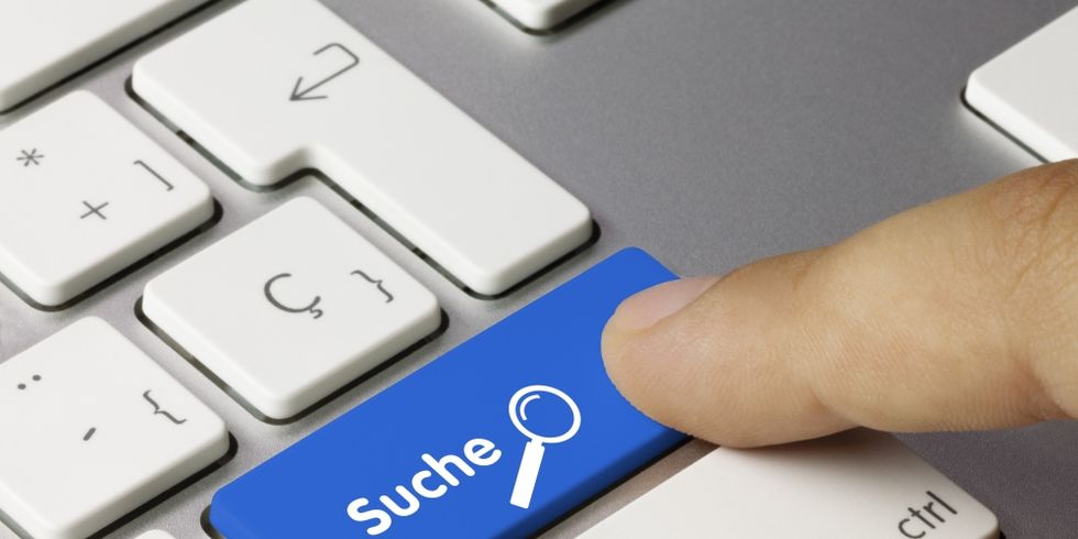 Mit dem Zeigefinger wird auf die Taste "Suche" auf einer PC-Tastatur gezeigt