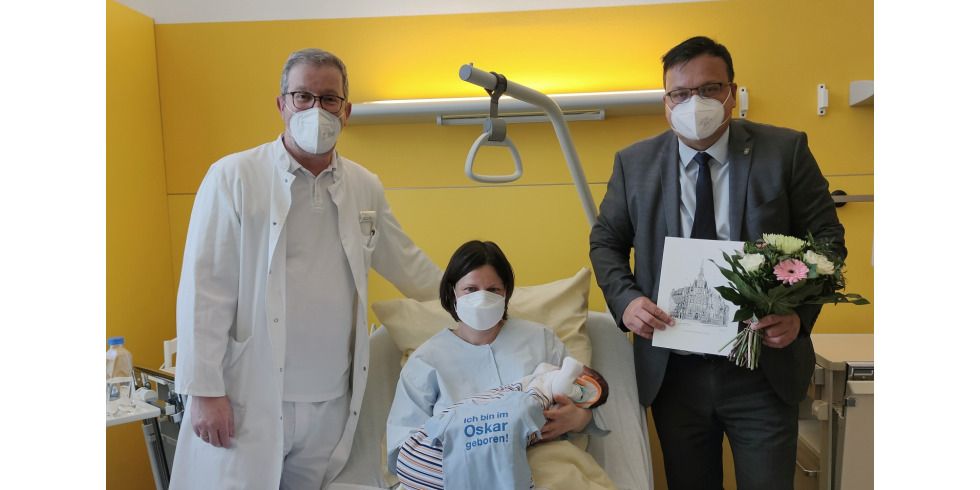 Chefarzt SANA-Klinikum Dr. Jens-Peter Scharf, Ruth L. mit Malik, Bezirksbürgermeister Michael Grunst