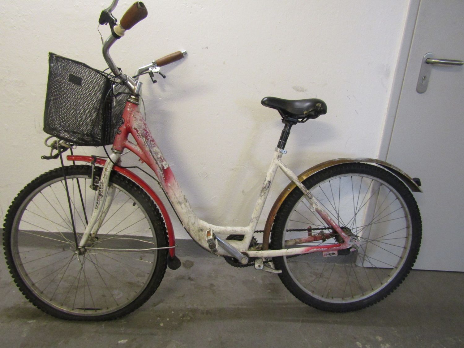 Rot-weißes Damenfahrrad