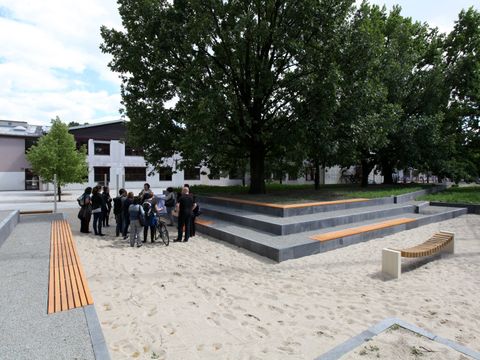 Aziz-Nesin-Schule mit Schulhof, 07.07.2016