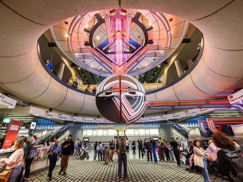 Die zentrale Lichtplastik war der Publikumsmagnet im ICC. (Bild: Landesdenkmalamt Berlin, Foto: Paul Hahn)