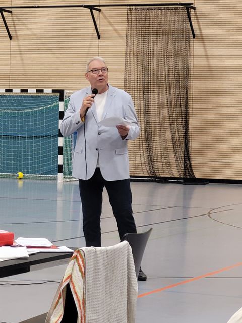 Sportstadtrat Harald Muschner bei der Siegerehrung des Turniers der männlichen D-Jugend