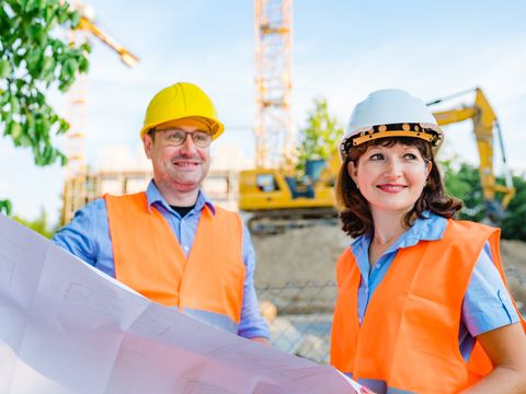 ;itarbeiter und Mitarbeiterin kümmern sich um Konzeption, Konstruktion und Herstellung eines Bauwerks