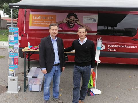Uwe Brockhausen (Bezirksstadtrat)(l.) und William Pethe (Teamleiter Berufsorientierung und Vermittlung Handwerkskammer Berlin) (Bild: BA Reinickendorf)