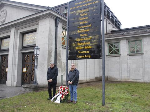 Bezirksbürgermeister Jörn Oltmann und Bezirksverordnetenvorsteher Stefan Böltes legen einen Kranz am Mahnmal nieder.