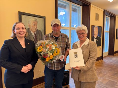 Bezirksbürgermeisterin Stefanie Remlinger und BVV-Vorsitzende Jelisaweta Kamm verleihen Sven Dittrich die Bezirksverdienstmedaille