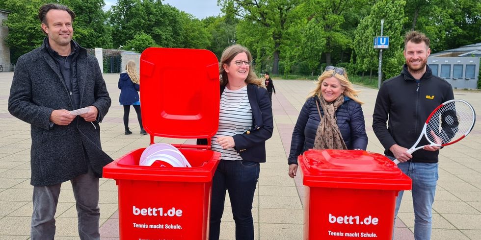 Sportstadträtin Heike Schmitt-Schmelz (2.v.l.) übergibt Tennistonnen an die Leiter*innen der Schele-Schule und der Dietrich-Bonhoeffer-Grundschule.