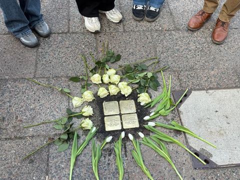 Stolpersteine mit Blumen