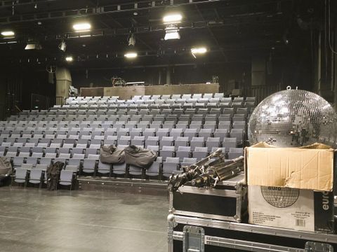 Das HAU2 bietet bis zu 200 Zuschauer*innen beste Sicht auf die Bühne