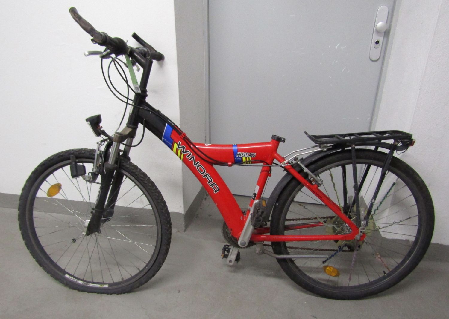 Rotes Kinderfahrrad