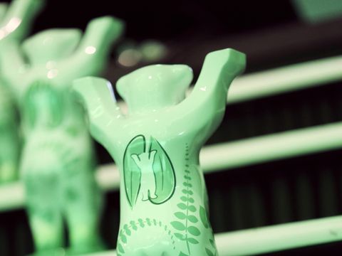 Aufnahme eines Awards in Form eines weißen Berliner Bären mit dem Logo des Green Buddy Award auf dem Rücken