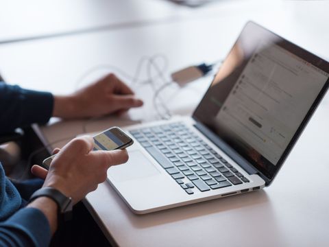 Laptop und Handy in Benutzung