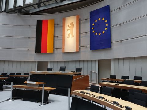 Rednerpult im Plenarsaal des Berliner Abgeordnetenhauses