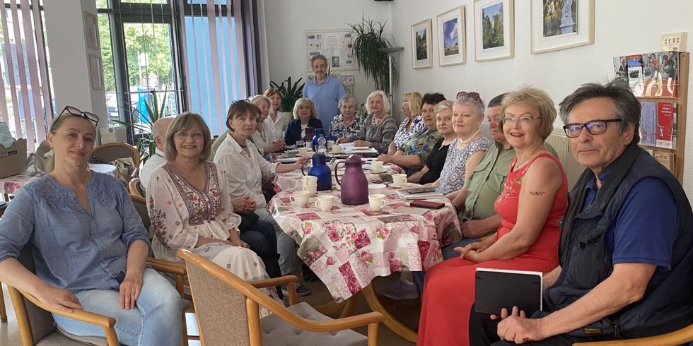 Deutschunterricht für Ukrainer*innen, auf dem Foto ist die Gruppe um Dr. Uwe Kaczinski