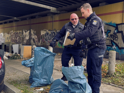 die Kollegen der Soko Müll sammeln Beweise für illegal abgeladenen Müll