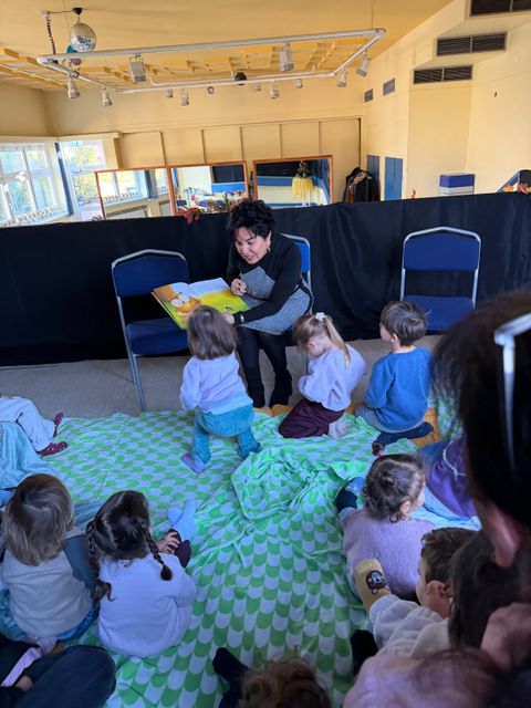 Bürgermeisterin Demirbüken-Wegner mit lauschenden Kindern in der „Tietzia“. (Bild: BA Rdf)