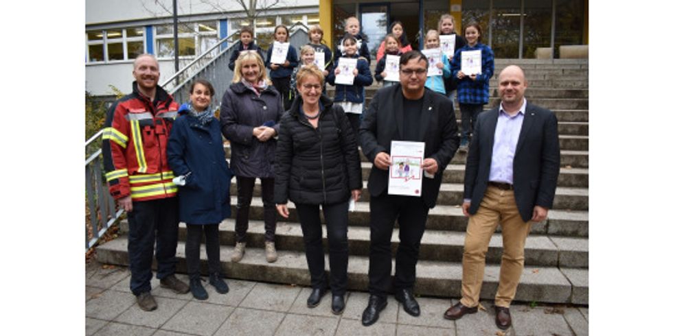 Kinder der 4a mit Simone Schutte, Astrid Blaß, Martina Roth, Michael Grunst und Th. Herrschelmann