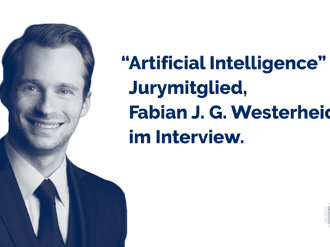 Mann lacht in die Kamera