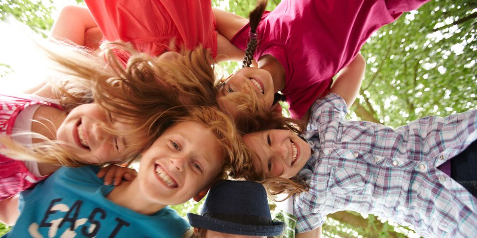 6 lachende Kinder