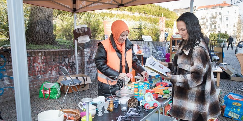 Zwei Frauen an einem Marktstand