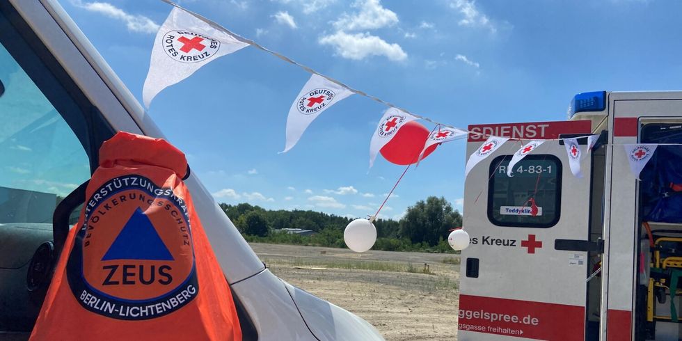 Symbolbild: Einsatzwagen des DRKs und Einsatztasche des ZEUS-Projekts