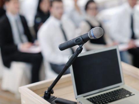 Laptop auf Podium bei einer Konferenz