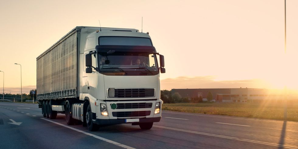 Frontansicht eines Sattelzugs mit Ladeanhänger auf einer Autobahn
