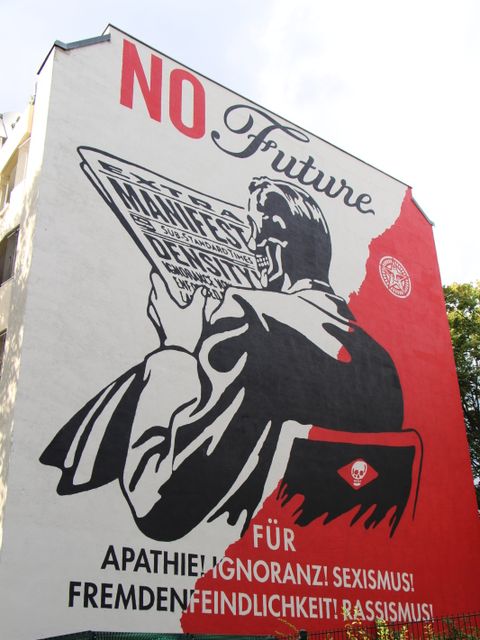 Fassadenbild von Shepard Fairey „NO Future für Apathie! Ignoranz! Sexismus! Fremdenfeindlichkeit! Rassismus!“ in der Froben-/Ecke Schwerinstraße