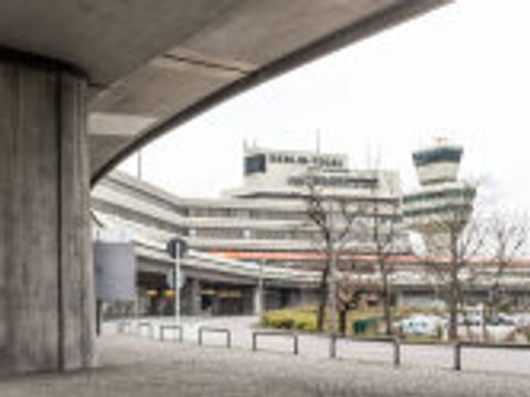 Flughafen „Otto Lilienthal“, Terminal A und A1 und äußere Vorfahrt (Bild: Landesdenkmalamt Berlin, Anne Herdin)
