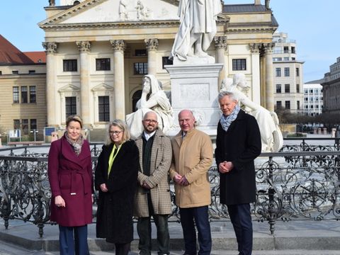 Wirtschaftssenatorin Franziska Giffey, Verkehssenatorin Ute Bonde, Bezirksstadtrat Christopher Schriner, der Regierende Bürgermeister Kai Wegner und Christoph Schmidt, Geschäftsführer der Grün Berlin GmbH (v.l.) bei der Wiedereröffnung des Gendarmenmarktes
