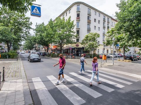 Fußgänger auf dem Zebrasteifen in der Gotzkowskystraße in Moabit