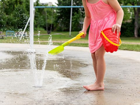 Kind spielt am Wasserspielplatz