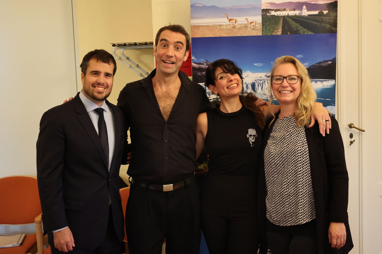 18.10.2022: Tangoveranstaltung im Kommunkationszentrum am Ostpreußendamm (v.l.n.r.: Botschaftssekretär Martín Castro, Gastavo Ariel Colmenarejo, María Diaz Mondino, Freizeitstättenleiterin Stefanie Müller)
