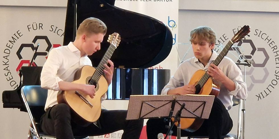 Gitarrenduo beim besonderen Konzert 25 Kunstfest