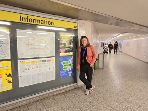 Bezirksbürgermeisterin an der Informationstafel des U-Bahnhofes Kottbusser Tore