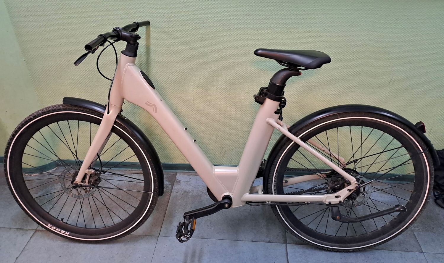 Rosafarbenes E-Bike
