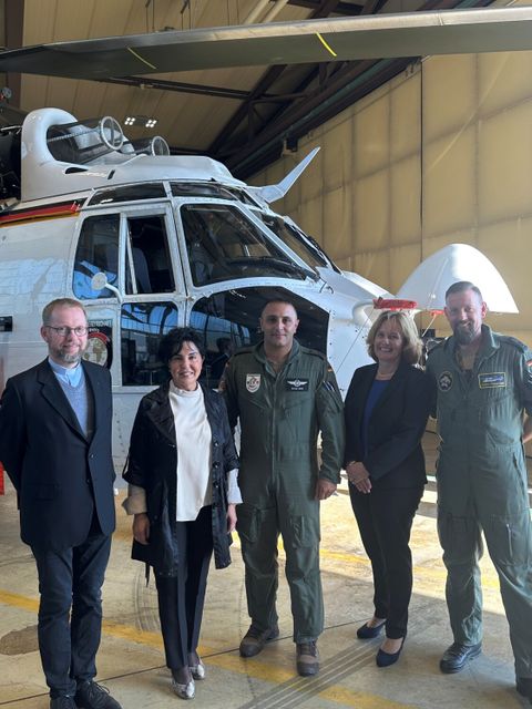 Ein besonderer Moment für Bezirksbürgermeisterin Emine Demirbüken-Wegner, Kommandeur Kommandeur Oberstleutnant Savaş Ince und Militärdekan Schmelz (Bild: BA Rdf)