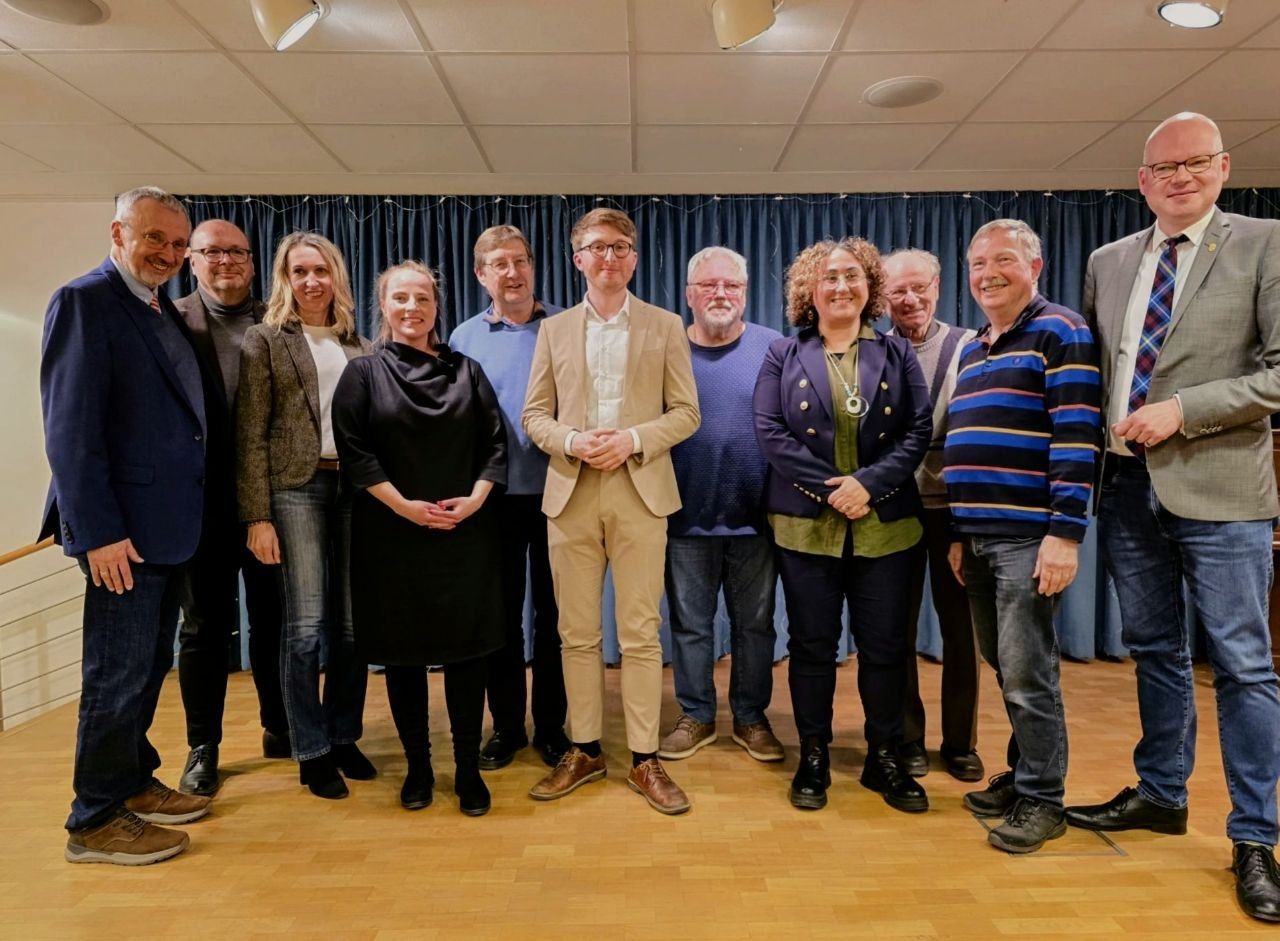 25. März 2026: Der frischgewählte Vereinsvorstand posiert nach der Wahl im Hertha-Müller-Haus. In der Mitte im hellen Anzug: Vereinsvorsitzender Sebastian Leskien; 1.v.r. stellv. Vereinsvorsitzender Tim Richter; 2.v.r. stellv. Vereinsvorsitzender Rolf Breidenbach; 1.v.l. Kassenprüfer René Rögner-Francke