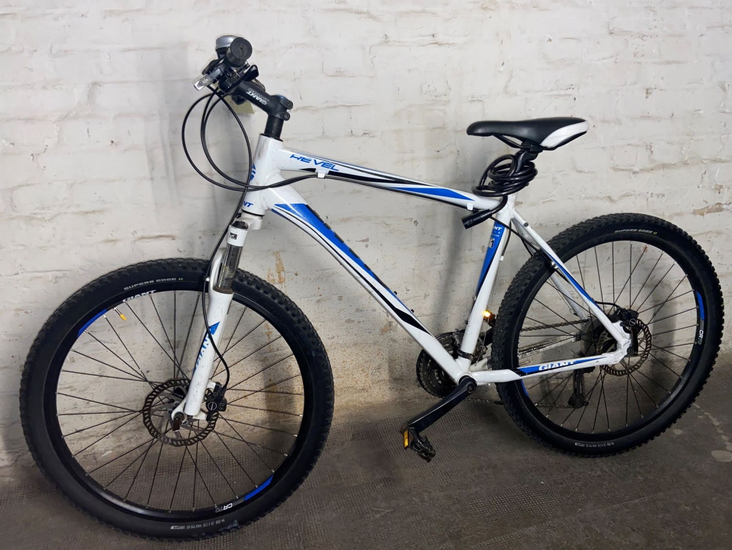 Weiß-blaues Herrenfahrrad