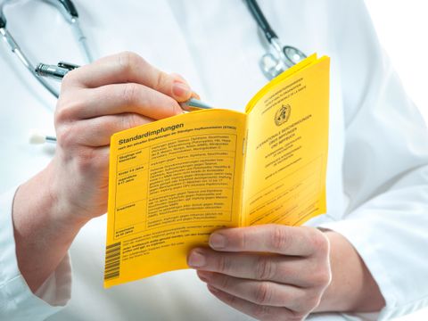 Hände mit Impfpass
