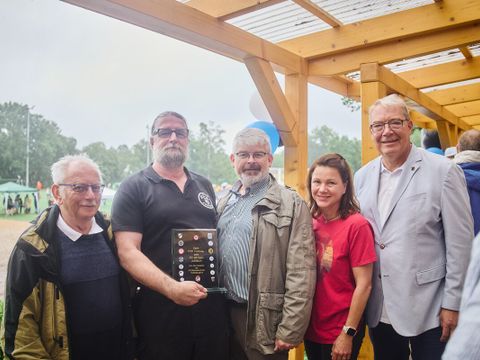 Peter Hahn (2. Vorsitzender der Reinickendorfer Jugendfussball-AG), Andreas Renner (1. Vorsitzender des FCK Frohnau), Detlef Trappe (Vorsitzender des Sportausschusses Reinickendorf), Ilka Grafschmidt (Leiterin des Fachbereichs Sport) und Harald Muschner (Bezirksstadtrat für Sport) bei der 50-Jahrfeier des FCK Frohnau. (Bild: ©FCK Frohnau)