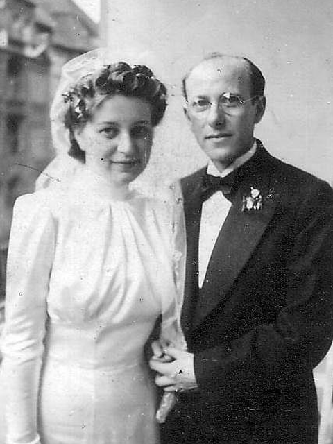Hildegard und Herbert Abraham am Tag ihrer Trauung auf dem Balkon in der Jenaer Straße 19.