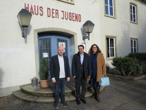 v.l.n.r. Alexander Ewers (Jugendstadtrat), Aziz Bozkurt (Staatssekretär), Claudia Schütz (Jugendamtsdirektorin) (Bild: BA Reinickendorf)