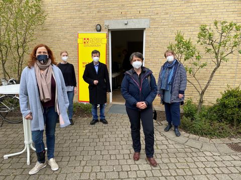 v.l.n.r.: Bettina König (MdA), Anja Turner (Geschäftsführerin ASB Berlin-Nordwest e.V.), Uwe Brockhausen (Bezirksstadtrat), Dr. Nicola Böcker-Giannini (MdA) und Ellen Löhr (EJF). (Bild: ASB Berlin-Nordwest e.V.)