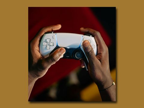 zwei Hände halten eine Switch in den Händen